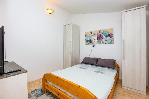 Apartments by the sea Rogoznica - 25832