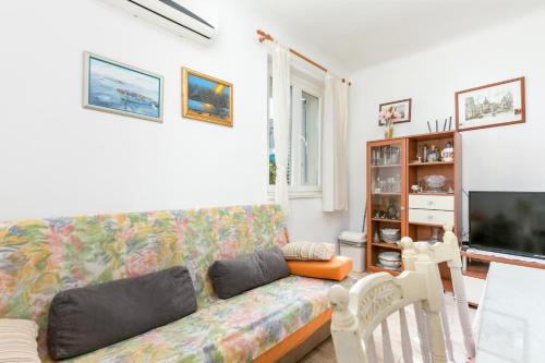 Apartments with parking space Trogir - 27140