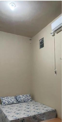 a bedroom with a bed in the corner of a room at Hospedagem M in Barreirinhas