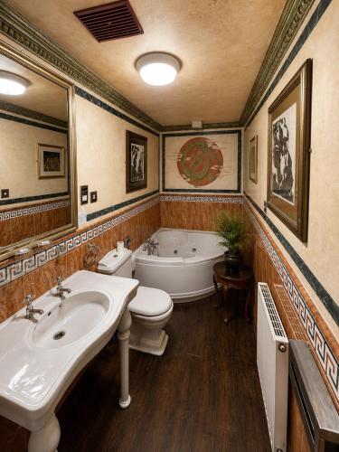 a bathroom with a tub and a toilet and a sink at 12A Regency Square in Brighton & Hove
