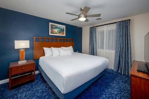 a bedroom with a large white bed and a window at Club Wyndham Tamarack in Wisconsin Dells