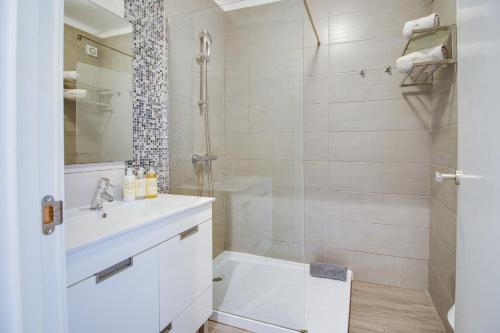 2BD Apt Pool Balcony WiFi AC Parking Beach 250m