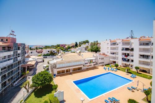 2BD Apt Pool Balcony WiFi AC Parking Beach 250m