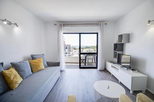 2BD Apt Pool Balcony WiFi AC Parking Beach 250m