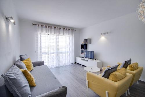 2BD Apt Pool Balcony WiFi AC Parking Beach 250m