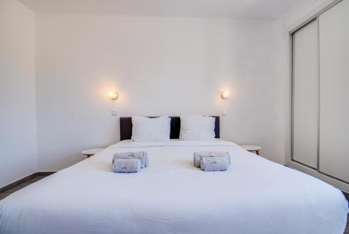 2BD Apt Pool Balcony WiFi AC Parking Beach 250m
