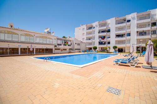 2BD Apt Pool Balcony WiFi AC Parking Beach 250m