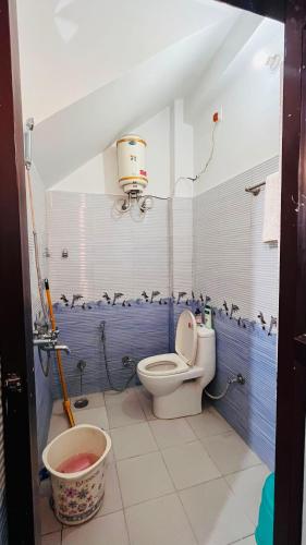 a bathroom with a toilet and a sink at Kamlesh Niwas in Rishīkesh