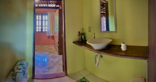 a bathroom with a sink and a shower at Kumaru Pousada e Restaurante in Palmeiras