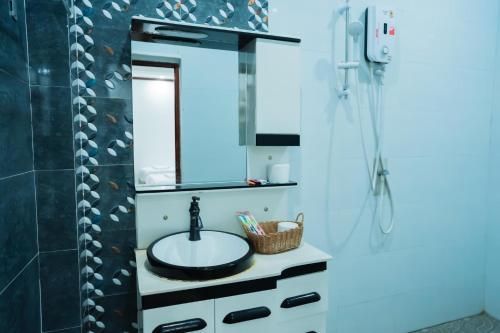 ein Badezimmer mit Waschbecken und Spiegel in der Unterkunft Vientiane Ruby Backpackers Hostel in Vientiane