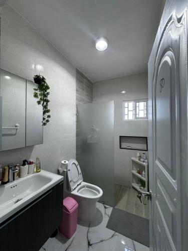 a bathroom with a toilet and a sink and a tub at Apartamentos SCARLEM in Higuey