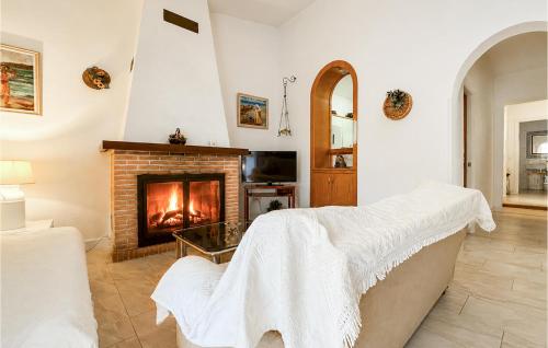 a living room with a fireplace and a couch at Awesome Home In Abarán in Abarán