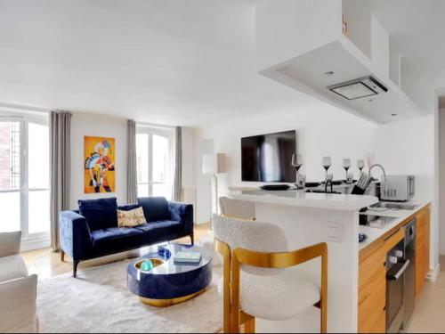 Champs-Elysées Apartment for 6 Guests