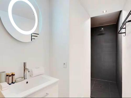 Champs-Elysées Apartment for 6 Guests