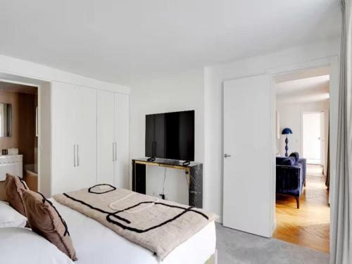 Champs-Elysées Apartment for 6 Guests