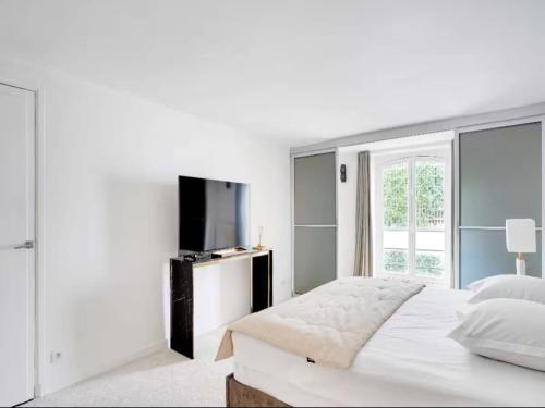Champs-Elysées Apartment for 6 Guests