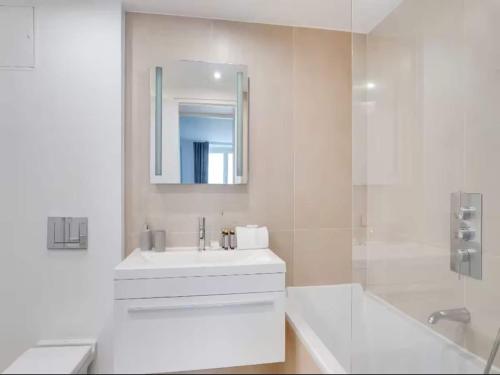 Champs-Elysées Apartment for 6 Guests