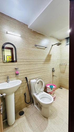 a bathroom with a toilet and a sink at Hotel Raj Palace in Āzamgarh