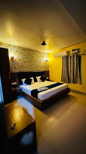 a bedroom with a large bed in a room at Hotel Raj Palace in Āzamgarh