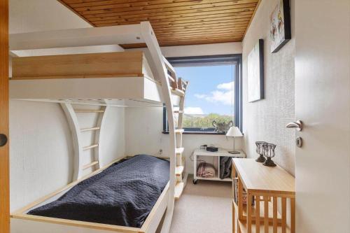 a small room with bunk beds and a desk at G213-Lemvig-Skovstjernevej-13 in Lemvig
