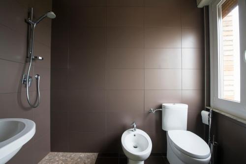 ベルティノーロにあるAlbergo Colonnaのバスルーム(トイレ、洗面台付)
