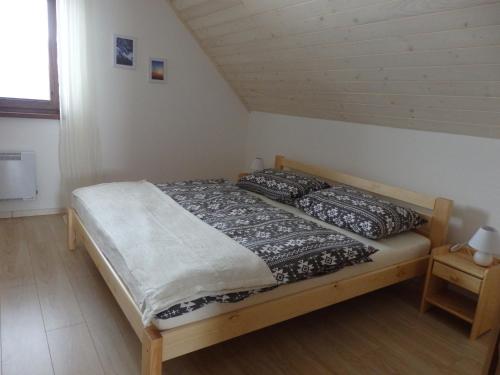 Giường trong phòng chung tại Luxury Chalet Stará Lesná