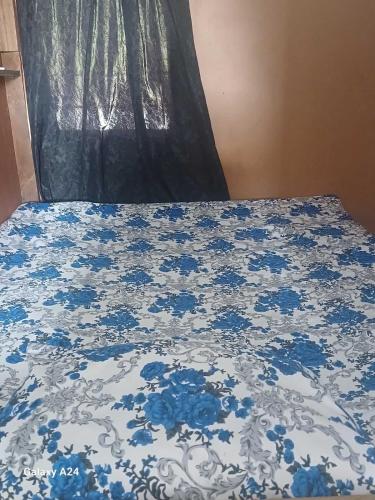łóżko z niebiesko-białą kołdrą w obiekcie AAIZ Homestay w mieście Labasa Airport