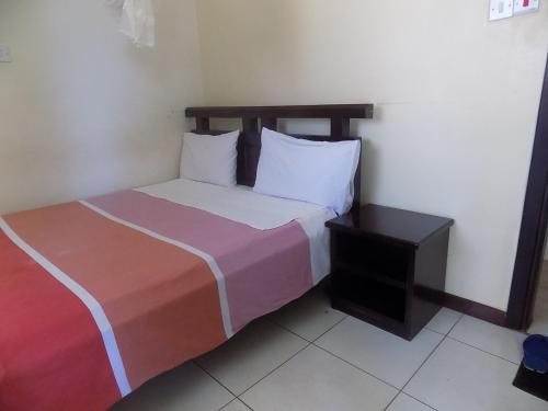 Postel nebo postele na pokoji v ubytování Etana Motel Kampala