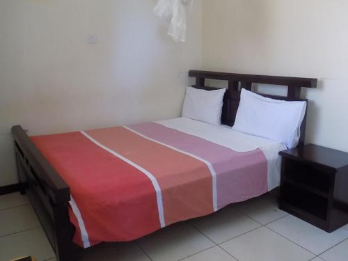 Postel nebo postele na pokoji v ubytování Etana Motel Kampala