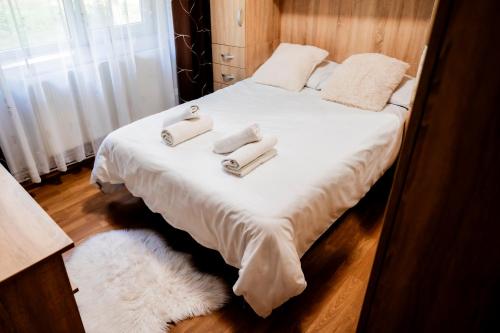 a bedroom with a bed with towels on it at Apartament Ritmului in Zalău