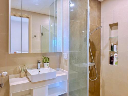 a bathroom with a sink and a shower at The Song Suites Apartment Vung Tau - Căn Hộ Du Lịch 5 Sao Cạnh Biển in Vung Tau