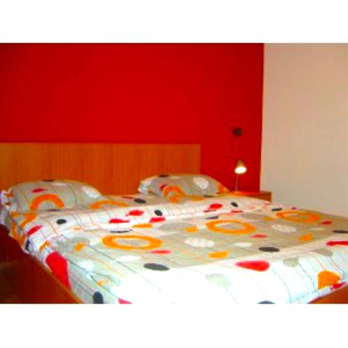 ein Schlafzimmer mit einem großen Bett mit einer roten Wand in der Unterkunft Sepcari Old City Apartment in Bukarest