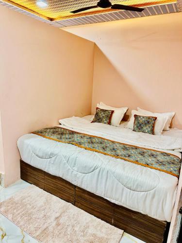 a large bed in a corner of a room at Avigat Kabir hotel sanwer in Sānwer