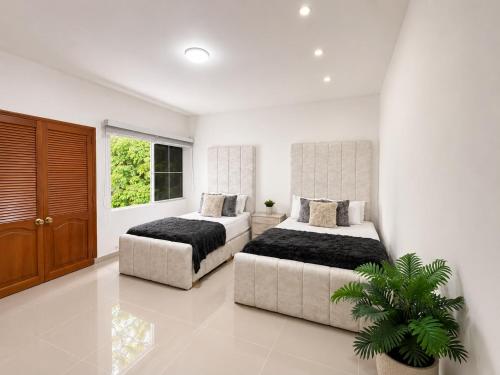 a bedroom with two beds and a couch at La Toscana del Poblado in Medellín