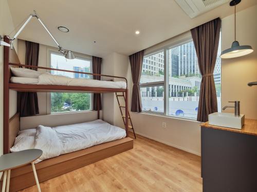 a bedroom with bunk beds and a large window at 수수하우스 서울 in Seoul