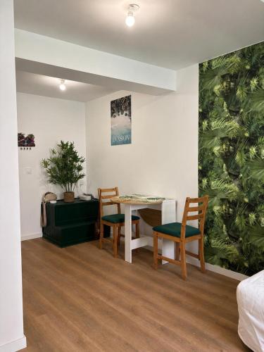 a room with a table and two chairs and a table at Escale Tropicale in Lectoure
