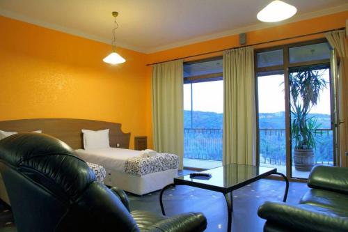 ヴェリコ・タルノヴォにあるArt Houseのベッドルーム1室(ベッド1台、ソファ、テーブル付)