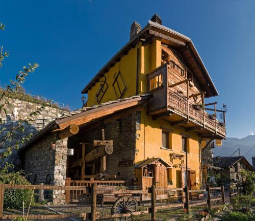 an old house with a balcony on top of it at B&B Il Torchio in Saint Vincent