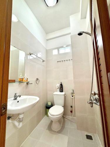 a bathroom with a toilet and a sink at Thanh Ha Guesthouse in Ho Chi Minh City