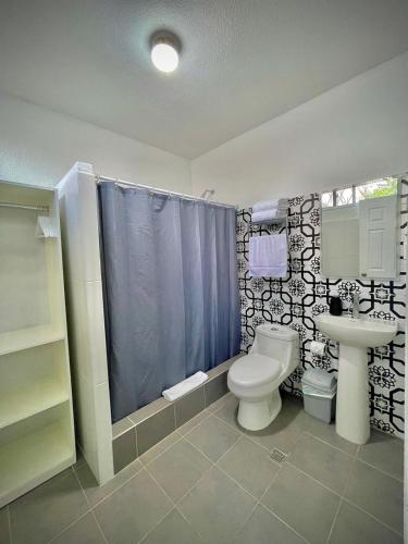 a bathroom with a toilet and a sink at Casa 96 in Guatemala