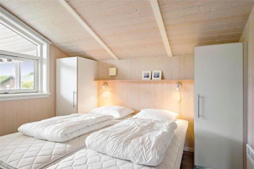 two beds in a small room with a window at LF750-Vestervig-Gunhildsvej-30 in Vestervig