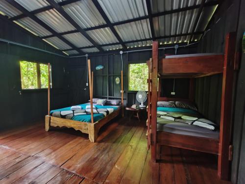 a bedroom with two bunk beds in a house at Cabaña blue jeans in San Ramón