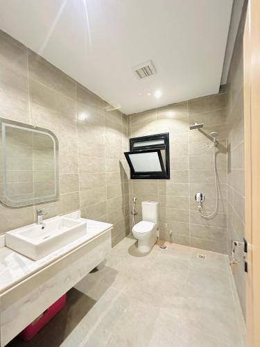 a bathroom with a sink and a toilet at منتجع لوريت in Qaryat at Ta‘mīr as Siyāḩīyah