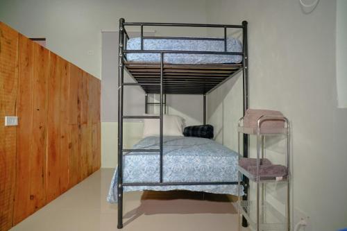 a bedroom with two bunk beds in a room at Cabinas Los Colibris in Pocosol