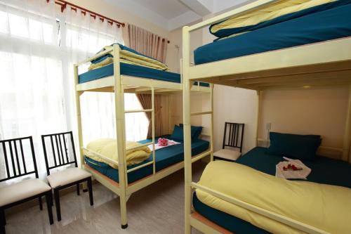 מיטה או מיטות קומותיים בחדר ב-Pretty Backpackers House