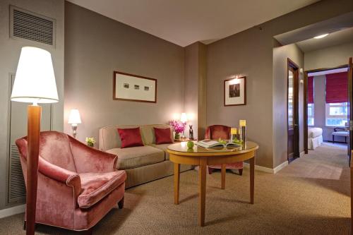 Hotel Giraffe by Library Hotel Collection Image