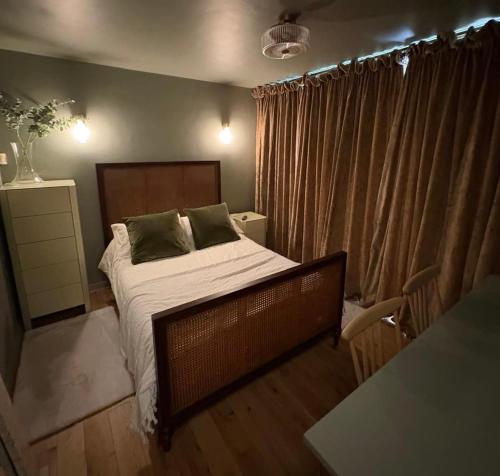 a bedroom with a bed and a table and a table sidx sidx sidx at The Warwick Room in Warwick