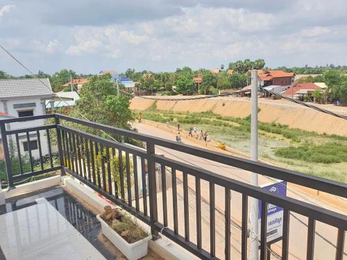 a balcony with a view of a street at The Y Shop in Phumĭ Bŏs Tarĕt