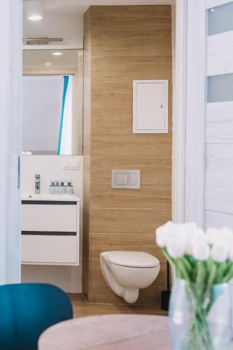 a bathroom with a toilet and a sink at Motel Witnica in Witnica