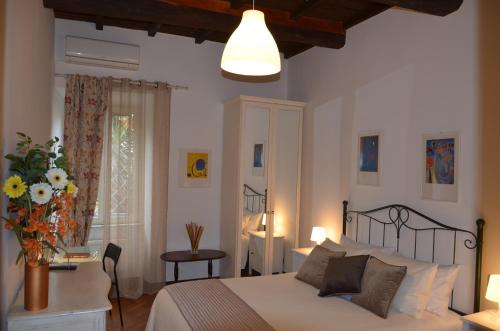 ローマにあるBenedetta Trastevereのベッドルーム1室(ベッド1台、花瓶1本付)